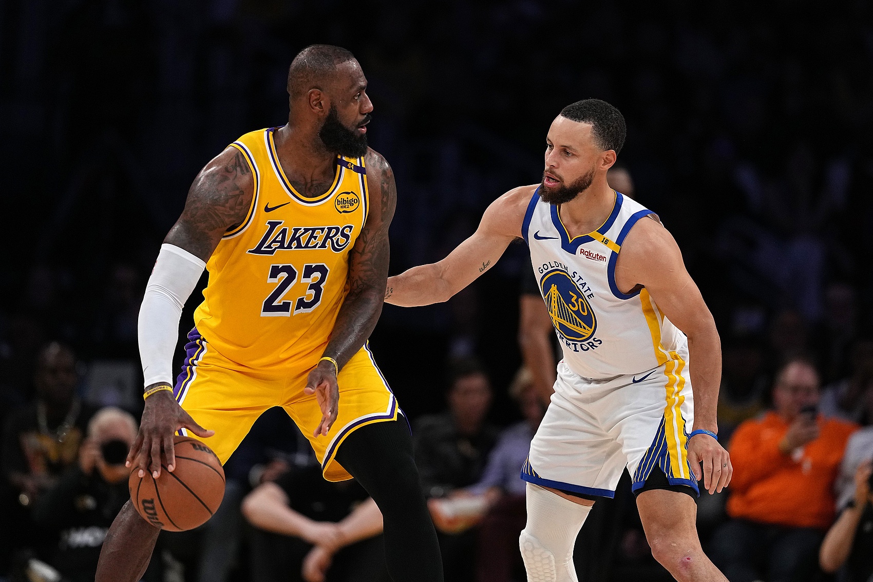 NBA中国常规赛球衣销量：詹姆斯库里东契奇前三 三球压约基奇